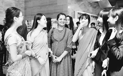 中國(guó)僑網(wǎng)各國(guó)電影人在觀影后交流心得體會(huì)。