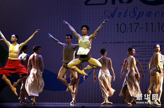 中國(guó)僑網(wǎng)荷蘭國(guó)家芭蕾舞團(tuán)的舞者在上海城市音樂(lè)草坪廣場(chǎng)表演經(jīng)典芭蕾劇目《光與影》。(任瓏 攝)