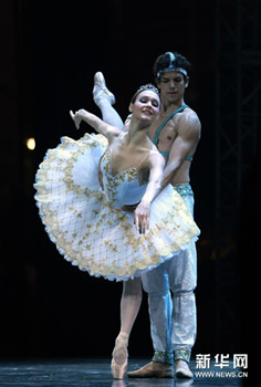 中國(guó)僑網(wǎng)荷蘭國(guó)家芭蕾舞團(tuán)的舞者在上海城市音樂(lè)草坪廣場(chǎng)表演經(jīng)典芭蕾劇目《海盜》。(任瓏 攝)