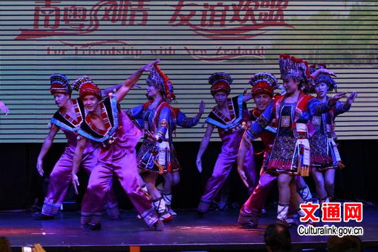 中國僑網(wǎng)廣東藝術(shù)團(tuán)《親人來到咱瑤寨》