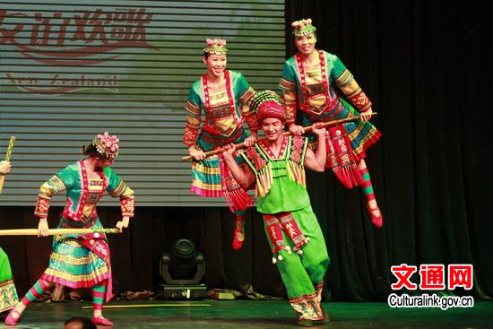 中國僑網(wǎng)《扁擔(dān)挑起情嘿咯》