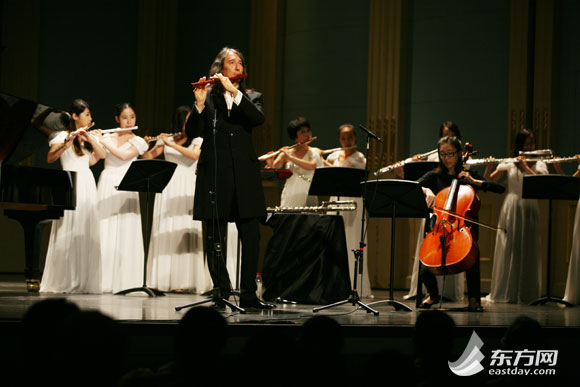 中國(guó)僑網(wǎng)龍笛與ECNU長(zhǎng)笛室內(nèi)樂(lè)團(tuán)合奏《貝克特的低語(yǔ)》(亞洲首演長(zhǎng)笛合奏版)