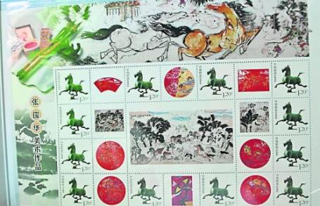 中國(guó)僑網(wǎng)珍藏冊(cè)內(nèi)的主票為“銅奔馬”圖,附票是張俊華的作品。(馬來(lái)西亞《星洲日?qǐng)?bào)》)