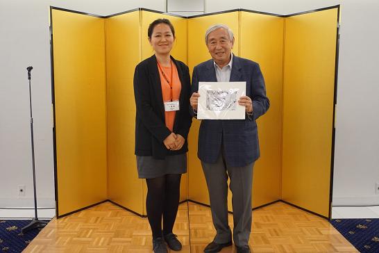 中國僑網藝術家康蕾向日方贈送即興創(chuàng)作的作品