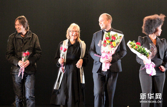 中國僑網(wǎng)歌劇《娜拉》全球首演謝幕現(xiàn)場。(姚夢 攝)