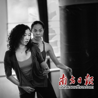 中國僑網(wǎng)《狐眼愛語:穿梭于你我之間的TA》劇排練花絮。(陳靖文 攝)