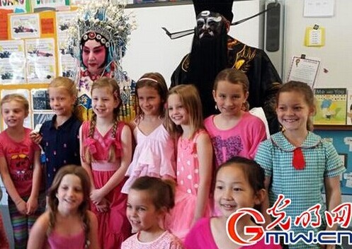 中國僑網(wǎng)鄒幗(前右一)和澳大利亞小朋友一起分享中國國粹京劇。(潘云 攝)