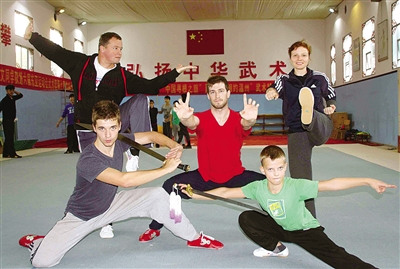 中國(guó)僑網(wǎng)來(lái)自捷克的功夫五人組(后排左一為翁儀)