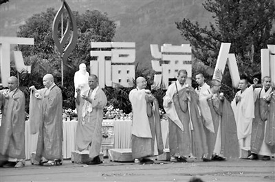 中國(guó)僑網(wǎng)高僧大德為茶博會(huì)祈福。