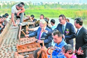 中國(guó)僑網(wǎng)150年法國(guó)鐵橋在順德獲藝術(shù)生命。(何波 攝)