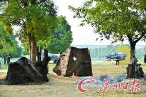 中國(guó)僑網(wǎng)由埃菲爾鐵橋的鐵制作成的部分作品。(何波 攝)