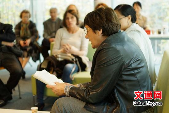 中國僑網(wǎng)女作家拉封為大家朗讀小說《勿忘我》部分章節(jié)