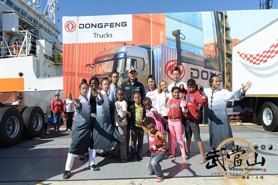 中國(guó)僑網(wǎng)中國(guó)武當(dāng)功夫團(tuán)在南非開(kāi)普敦港口演出