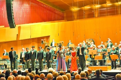 中國(guó)僑網(wǎng)演出結(jié)束,演員們一次次謝幕。