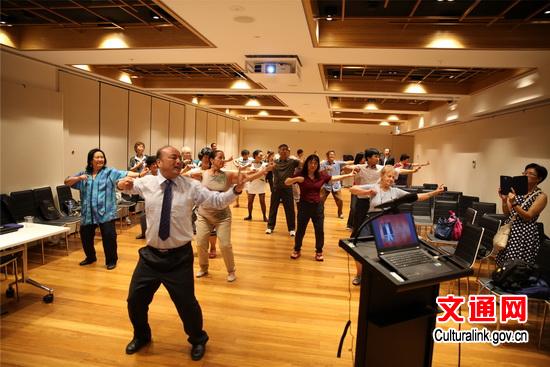 中國僑網秦敏教授指導八段錦