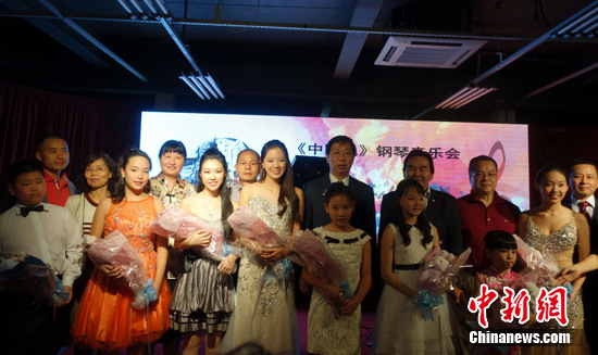 中國僑網(wǎng)圖為華裔少年演奏結(jié)束后謝幕。 莫成雄 攝