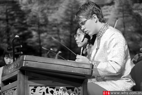 中國(guó)僑網(wǎng)外籍學(xué)子在彈奏揚(yáng)琴。(吳愷 攝)