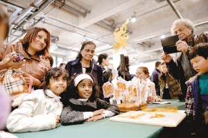 中國(guó)僑網(wǎng)外國(guó)小朋友好奇地看著糖畫(huà)。(李瑯 攝)