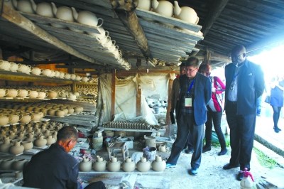 中國僑網(wǎng)外交官參觀陶瓷制作過程。(胡夢(mèng)音 攝)