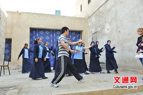 中國僑網(wǎng)教埃及姑娘練太極。