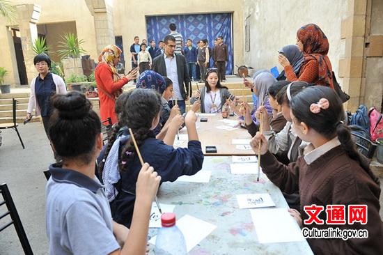 中國僑網(wǎng)書法體驗。