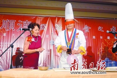 中國(guó)僑網(wǎng)順德名廚林潮帶在加拿大表演切土豆絲。(順德區(qū)外事僑務(wù)局供圖)