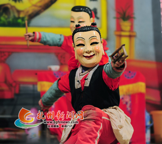 中國(guó)僑網(wǎng)孩子跳儺。(胡新平 攝)