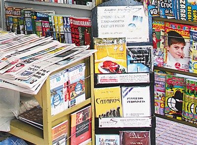 中國僑網(wǎng)中西文雙語菜譜擺上了阿根廷街頭。