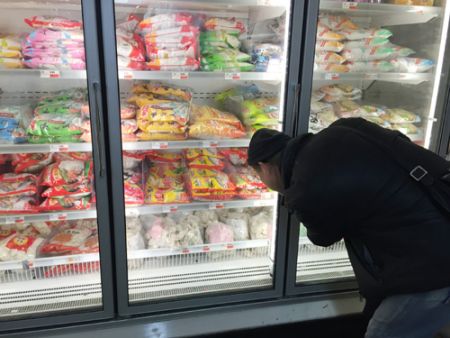 中國僑網(wǎng)超市里華人正在挑不同口味的湯圓和水餃。(美國《僑報》/蘇夏竹 攝)