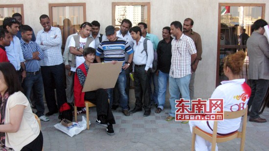 中國僑網(wǎng)中國(莆田)-阿聯(lián)酋(迪拜)展會上涂建武現(xiàn)場寫生肖像。