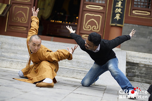 中國(guó)僑網(wǎng)圖為阿龍同北京云居寺內(nèi)的僧人切磋中國(guó)功夫。