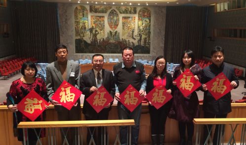 中國僑網(wǎng)馬孟杰向聯(lián)合國中國書會贈送“?!薄#绹秲S報》)