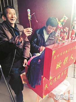 中國僑網(wǎng)父子倆一起制作“妝糕人”。(陳秋芳 攝)