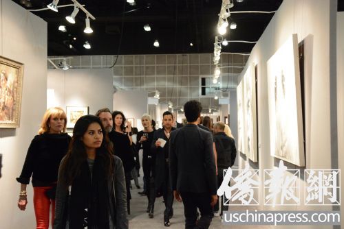 中國僑網(wǎng)洛杉磯的藝術(shù)愛好者在洛杉磯藝術(shù)展上瀏覽中國展的藝術(shù)品。(美國《僑報(bào)》/夏嘉 攝)