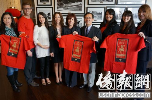 中國僑網(wǎng)文化參贊車兆和(右四)、首席執(zhí)行官瓦格納(右五)在2015“歡樂春節(jié)·魅力北京” 中國年慶?;顒由吓c與會代表合影。(美國《僑報》/邱晨 攝)