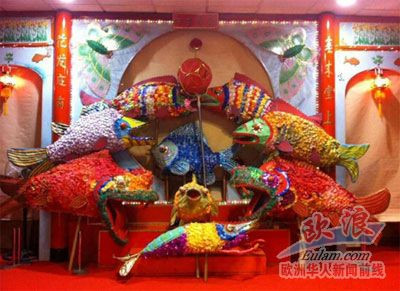 中國(guó)僑網(wǎng)馬德里華人用于春節(jié)表演的魚燈已準(zhǔn)備就緒。(西班牙歐浪網(wǎng))