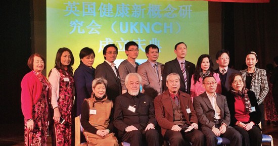 中國(guó)僑網(wǎng)參會(huì)嘉賓與研究會(huì)全體工作人員合影。(法國(guó)《歐洲時(shí)報(bào)》英國(guó)版/王婷舒 攝)