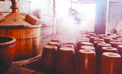 中國(guó)僑網(wǎng)古法釀造的車間。