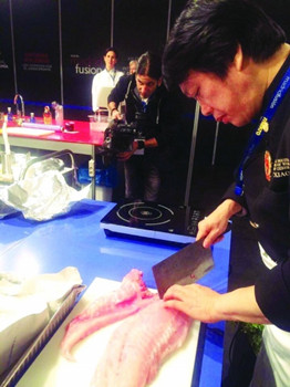 中國僑網(wǎng)外媒拍攝周曉燕秀刀工。(洛揚 攝)