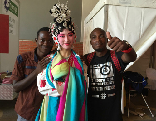 中國僑網觀眾和演員合影。