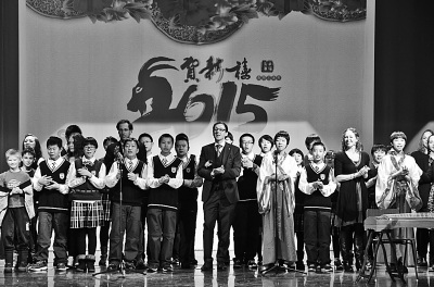 中國僑網(wǎng)圖為中芬學(xué)生和老師同臺(tái)演出。(趙廣俊 攝)