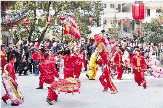 中國(guó)僑網(wǎng)青田魚(yú)燈表演。(梁臻 孫瀟娜 張尚偉/攝)