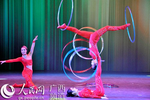 中國僑網(wǎng)雜技《晃圈》。