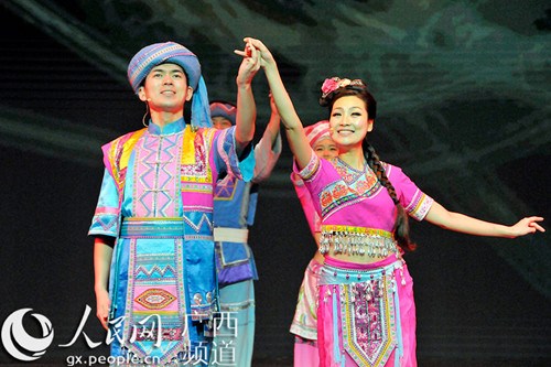 中國僑網(wǎng)男女對唱《藤纏樹》。