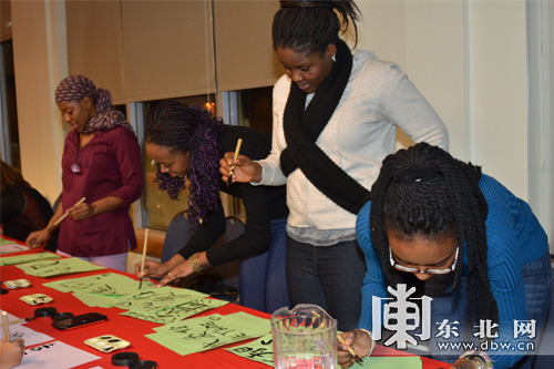 中國僑網老外們學寫書法。