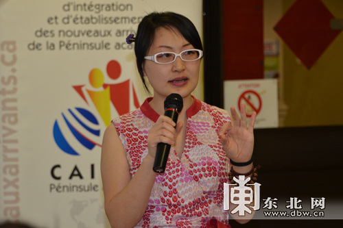 中國僑網曉欣在做演講。