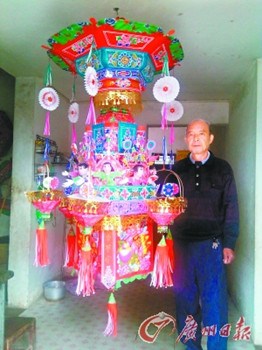 中國僑網(wǎng)云安縣富林鎮(zhèn)老藝人卓銘坤制作的玲瓏子母燈。