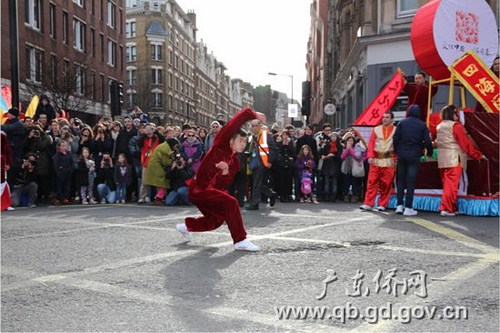 中國僑網(wǎng)惟妙惟肖的螳螂拳引來陣陣喝彩。