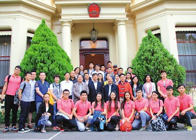 中國僑網(wǎng) 圖為2015年“文化中國·四海同春”大洋洲藝術(shù)團(tuán)成員與中國駐墨爾本總領(lǐng)事館成員合影。(《人民日?qǐng)?bào)海外版》/嚴(yán)瑜 攝)