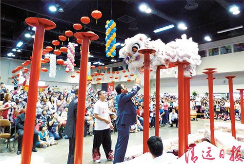 中國僑網(wǎng)在清遠(yuǎn)精彩的醒獅表演吸引下,一名巴拿馬觀眾不禁上前與獅子互動(dòng)。